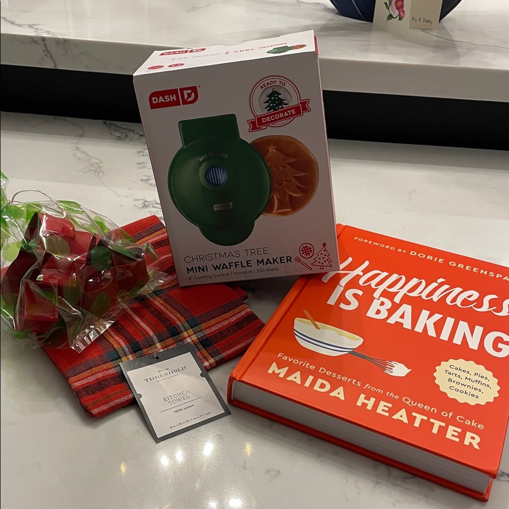 Baking set incl. cookbook, kitchen towel, holiday cookie cutters & waffle maker